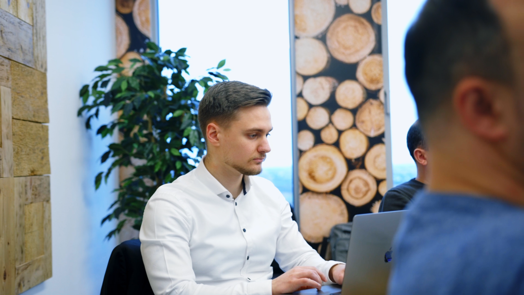 WAMOCON-Mitarbeiter bei der Projektarbeit